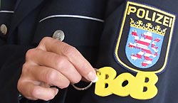 Das Erkennungszeichen der Aktion BOB, der knallgelbe Schlüsselanhänger zusammen mit dem Wappen der Polizei in Hessen