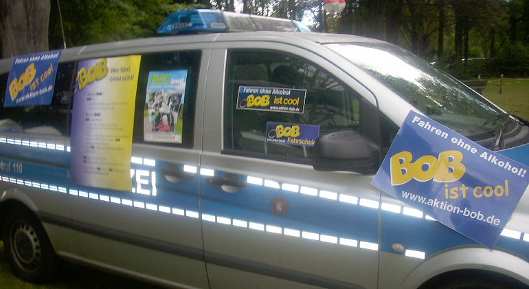 Der Polizeistreifenwagen auf dem "Blues, Schmus und Apfelmus-Festival" in Laubach - voller BOB-Infos