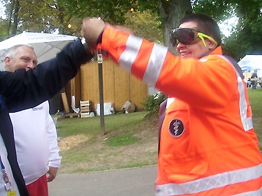 POK Dapper macht den Rauschbrillentest mit einem Rettungssanitäter