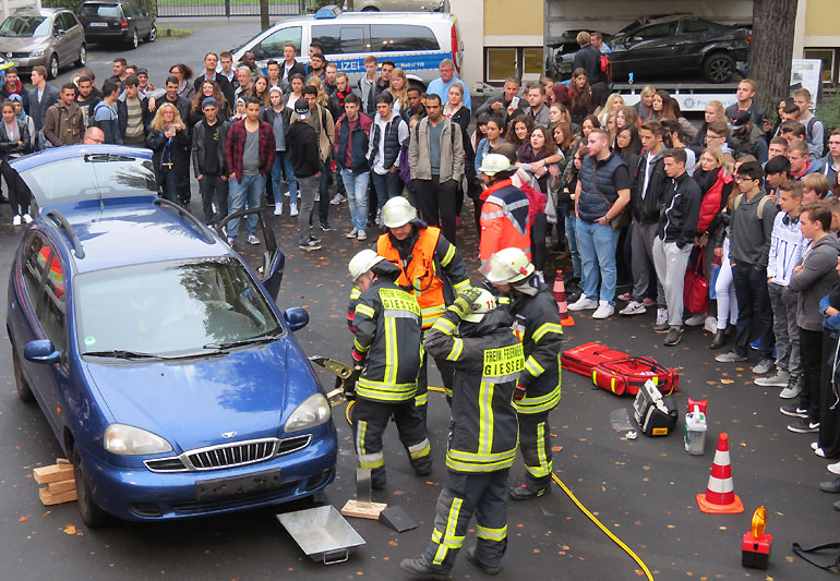 Die Gießener Freiwillige Feuerwehr demonstrierte die Bergung eines Verletzten aus einem Unfallfahrzeug