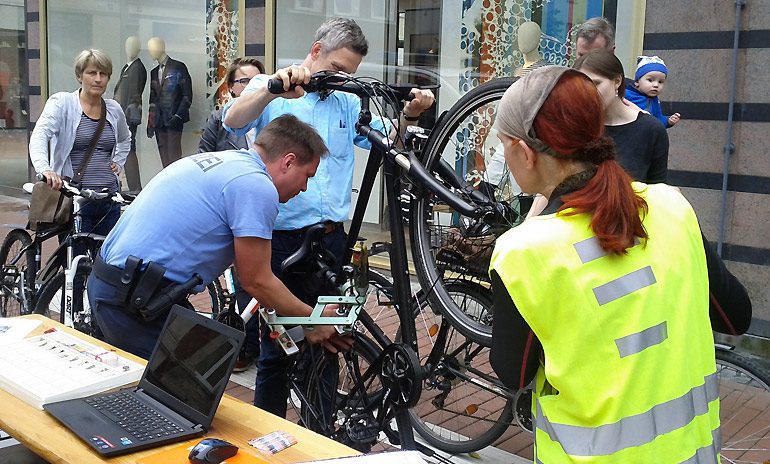 Gegen Eigentums- und Identitätsnachweis codierte die Polizei zudem Fahrräder beim Start des Stadtradelns in Gießen