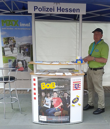 Ein Mitglied des Vereins Ehrenamt Gießen unterstützt das BOB-Team der Polizei hinsichtlich der Aktion MAX - den die war beim Auftakt des "Stadtradelns" in Gießen auch Thema