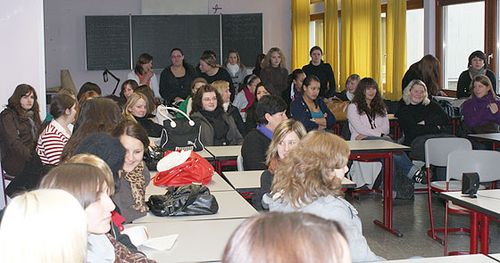 Interessiere Zuhörer Während des Workshops in der Aliceschule in Gießen