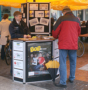 POK Bepler informiert einen Passanten am BOB-Stand