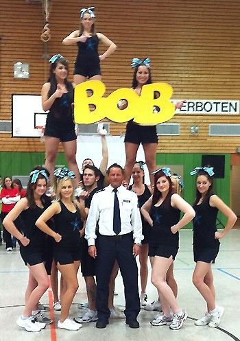 Die Cheerleader „Predators“ aus Wetzlar mit PHK Jörg Pfeiffer und dem BOB-Schriftzug