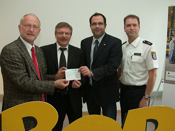 Landrat Marx, Polizeipräsident Schweizer, Christian Betz, Polizeioberrat Kaletsch bei der Scheckübergabe (von links nach rechts)