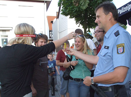 Rauschbrillentest am BOB-Stand mit Polizist Stefan Lenz