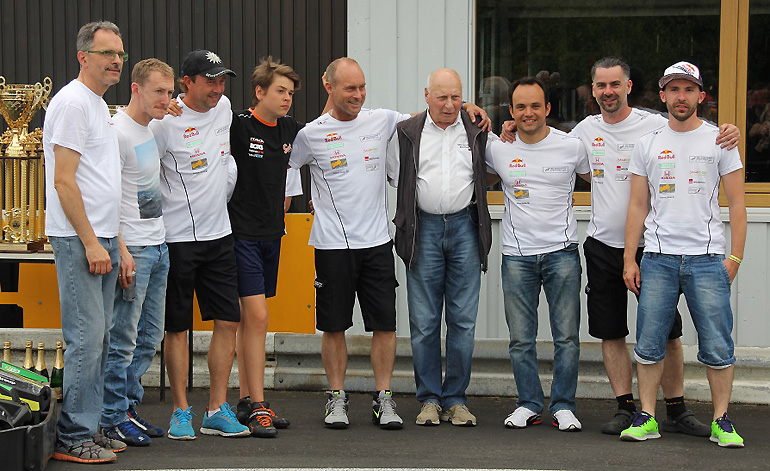 Siegerehrung beim 24-Stunden Kart-Rennen in Oppenrod vom Team Blaulicht Giessen Racing mit Georg Bellof
