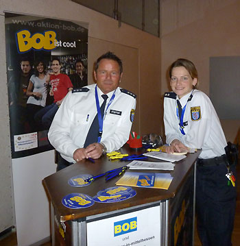 Polizeihauptkommissar Jörg Pfeiffer und mit Polizeioberkommissarin Yvonne Ruch am BOB-Infostand