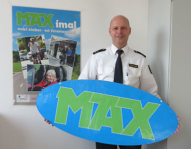 Der Nachfolger von Polizeidirektor Manfred Kaletsch, Polizeioberrat Thorsten Fleischer mit dem MAX-Schriftzug/Plakat
