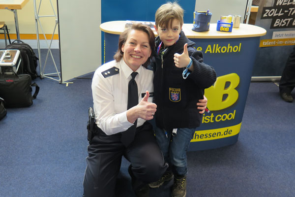 Die Einstellungberaterin des Polizeipräsidiums Mittelhessen, Corina Weisbrod, mit einem ganz jungen Standbesucher