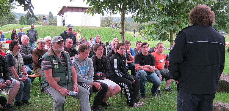 Die Teilnehmer der BOB-Veranstaltung - Jugendliche, Heranwachsende sowie auch Vorstandsmitglieder des Schützenkreises Wetzlar lauschten gespannt den Ausführungen von PHK Petry zum Thema BOB
