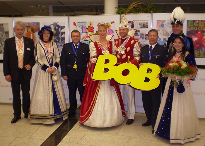 Herr Hönig, das Prinzenpaar mit Gefolge und das BOB-Team