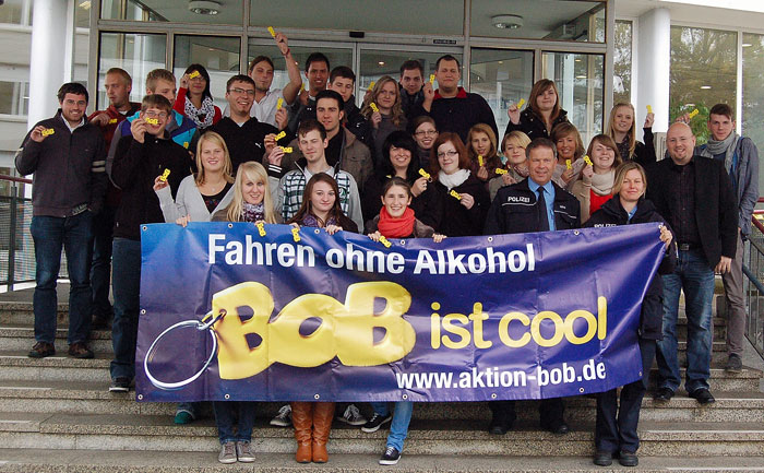 Die Azubis aus allen Ausbildungsbereichen der Stadtverwaltung Wetzlar mit dem BOB-Team der Polizei und dem BOB-Banner