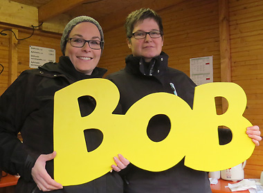 Auch die Damen in Reihen der FSV Buchenau-Funktionäre werben gerne für die Aktion BOB