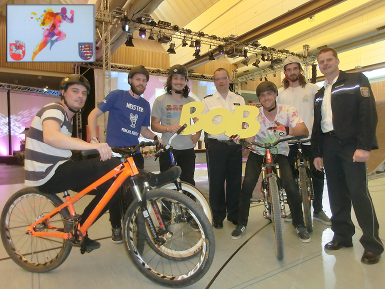 Die Freestyle Dirt Bike Show "Air Time", die mit ihrer Weltklasse-Performances das Publikum bei der Sportlerehrung in Marburg begeistern, machten mit dem BOB-Team Werbung für die gute Sache - Fahren ohne Alkohol am Steuer