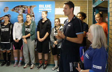 Der Head Coach der Blue Dolphins, Patrick Unger, begrüßt mit den Spielerinnen die Gäste und Fans in der kleinen Georg-Gaßmann-Halle