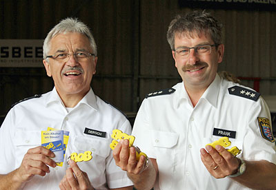 Die beiden Polizeihauptkommissare, Martin Frank und Eberhard Dersch am BOB-Infostand