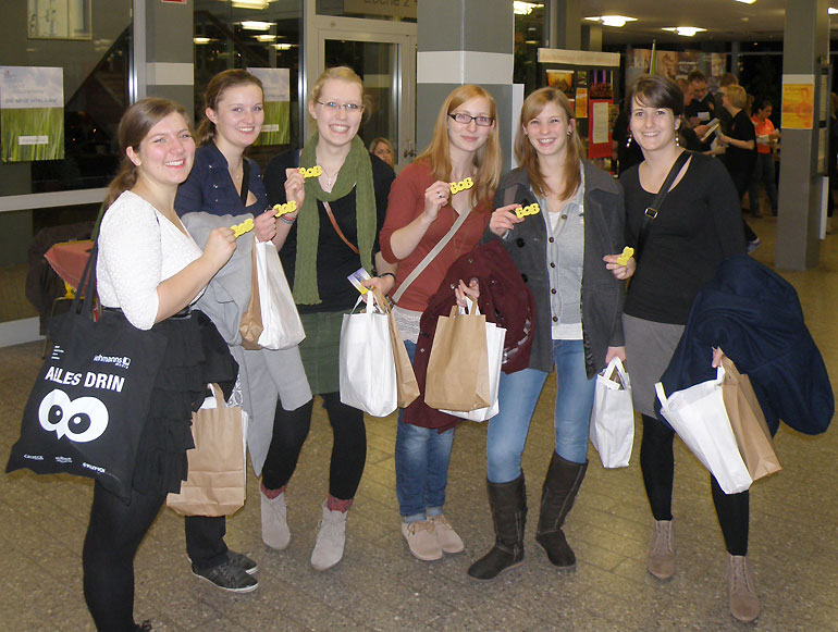 Begeistert von der Aktion BOB stellten sich einige Studentinnen der Uni Marburg für ein "BOB-Bild" zur Verfügung