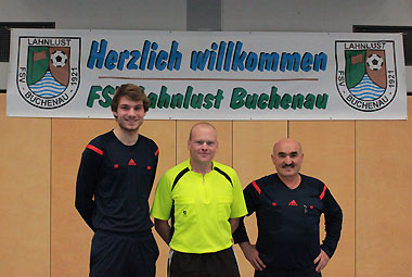Die Schiris beim Turnier des FSV Buchenau mit v.l. Moritz Harbusch, Thorsten Dersch und Halil Yildirim - sie unterstützen ebenfalls die Aktion BOB