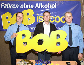 v. l. POK Korbmacher, Wetters Bürgermeister Spanka und POK Frey mit dem BOB-Schriftzug
