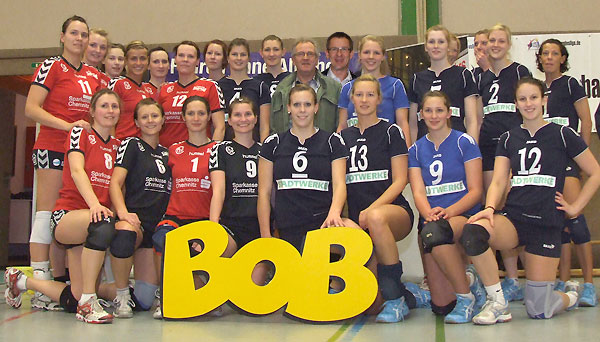 Die Bundesliga Volleyballteams des TV Wetter und der Fighting Kangaroos Chemnitz mit Bürgermeister Spanka und Wetters Vorsitzenden Kajewski und dem BOB-Schriftzug