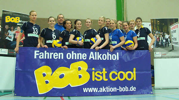 Das Bundesliga-Volleyballteam des TV Wetter mit Trainer Thomas Autzen und dem BOB-Transparent