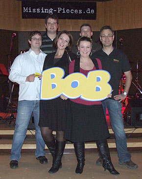 Die Coverband „Missing Pieces“ mit dem BOB-Schriftzug