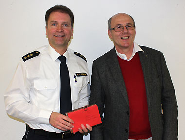 Der leitende Polizeidirektor Ulrich Marschall von Bieberstein übergibt ein Geschenk zum Abschied an Polizeidirektor Manfred Kaletsch
