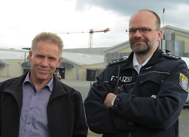 Der Personalratsvorsitzende des Polizeipräsidiums Mittelhessen, Holger Schmidt, zusammen mit Pressesprecher Guido Rehr