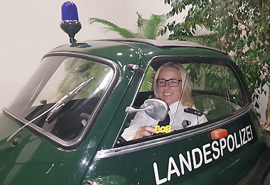 Im Foyer des Saals Florenz stand zudem noch ein besonderes Polizeifahrzeug, die BMW Isetta aus dem Polizeioldtimer Museum in Marburg, hier mit Claudia Knappel vom Organisationsteam der Jubiläumsfeiern zu BOB
