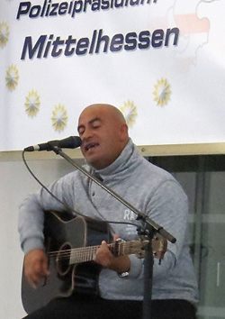 Musikalisch sorgte Franco di Grazia mit einigen Gesangsbeiträgen und mit seiner Gitarre für die lockere Unterhaltung beim 10. Geburtstag von BOB