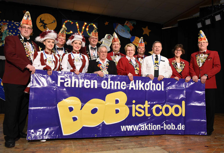 Sie präsentieren das BOB-Banner die Verantwortlichen des CVO und HKV mit PHK Andreas Düding (Foto: Katrin Weber) 