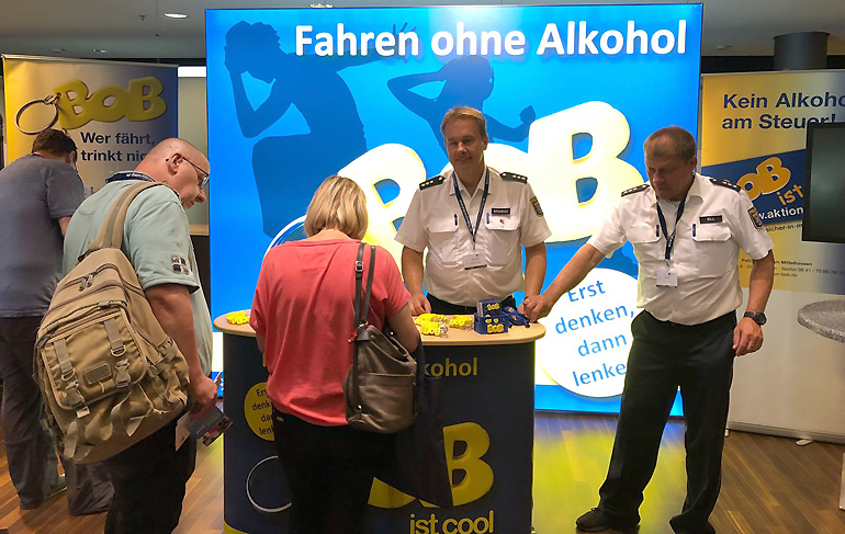 Das BOB-Team aus Mittelhessen informirt die Besucher auf dem Deutsche Präventionstag in Dresden, mit den beiden Polizeihauptkommissaren Jürgen Sill und Dirk Brandau