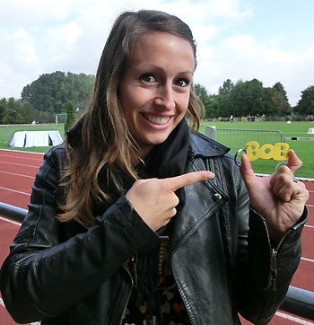 Olympiateilnehmerin Kathrin Klaas mit dem BOB-Schlüsselanhänger