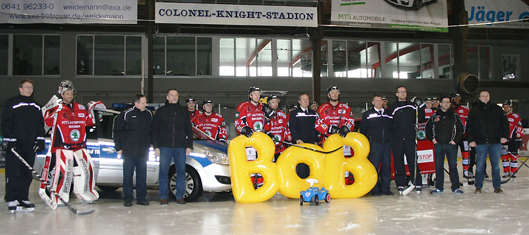 Die Eishockeyspieler der "Roten Teufel" und die Verantwortlichen des EC Bad Nauheim mit dem überdimensionalen BOB-Schlüsselanhänger sowie den Szenekundigen Beamten und dem BOB-Team vom Polizeipräsidium Mittelhessen (Foto: Bruno Rieb)