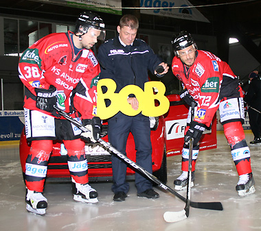 POK Jürgen Sill mit zwei Eishockey-Spielern der Roten Teufel und dem BOB-Schriftzug (Foto: Bruno Rieb)