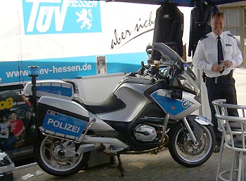 Das ausgestellte Polizei-Krad, eine BMW